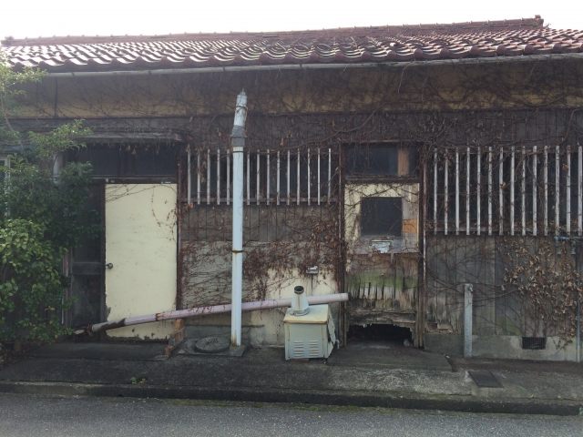 解体を待つ空き家