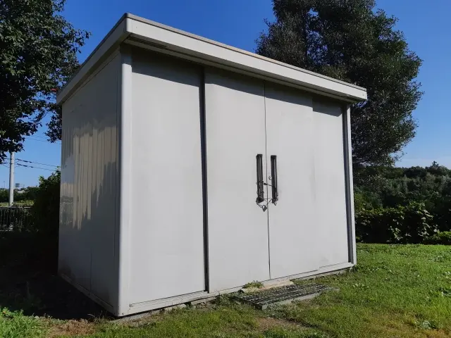 敷地に建つ物置小屋
