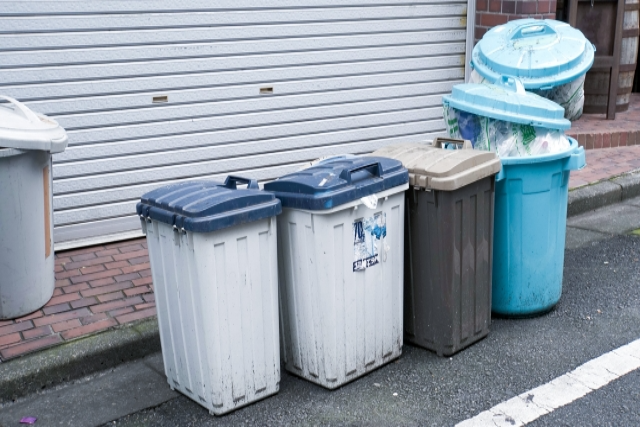 集積所に出された家庭ごみ