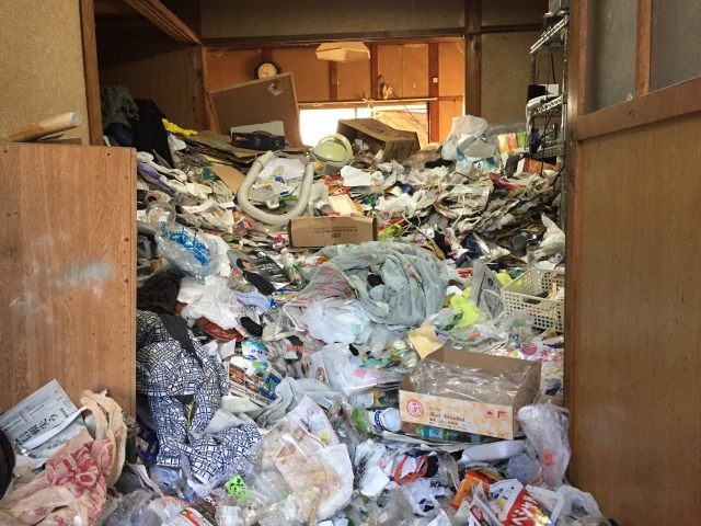 物があふれた部屋の片付け前の様子