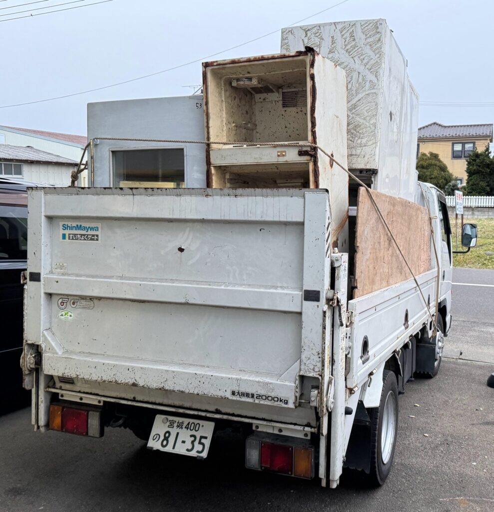 不用品を積み込んだ回収用のトラック